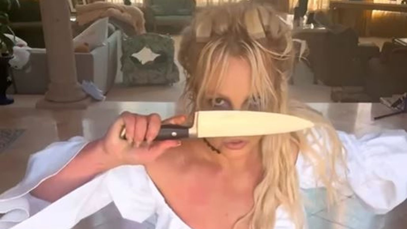 Police Checked Britney Spears Posting Videos With Knives Tabloidpk
