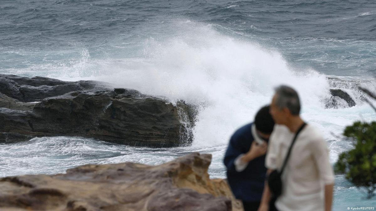 Typhoon Haikui Hits Taiwan