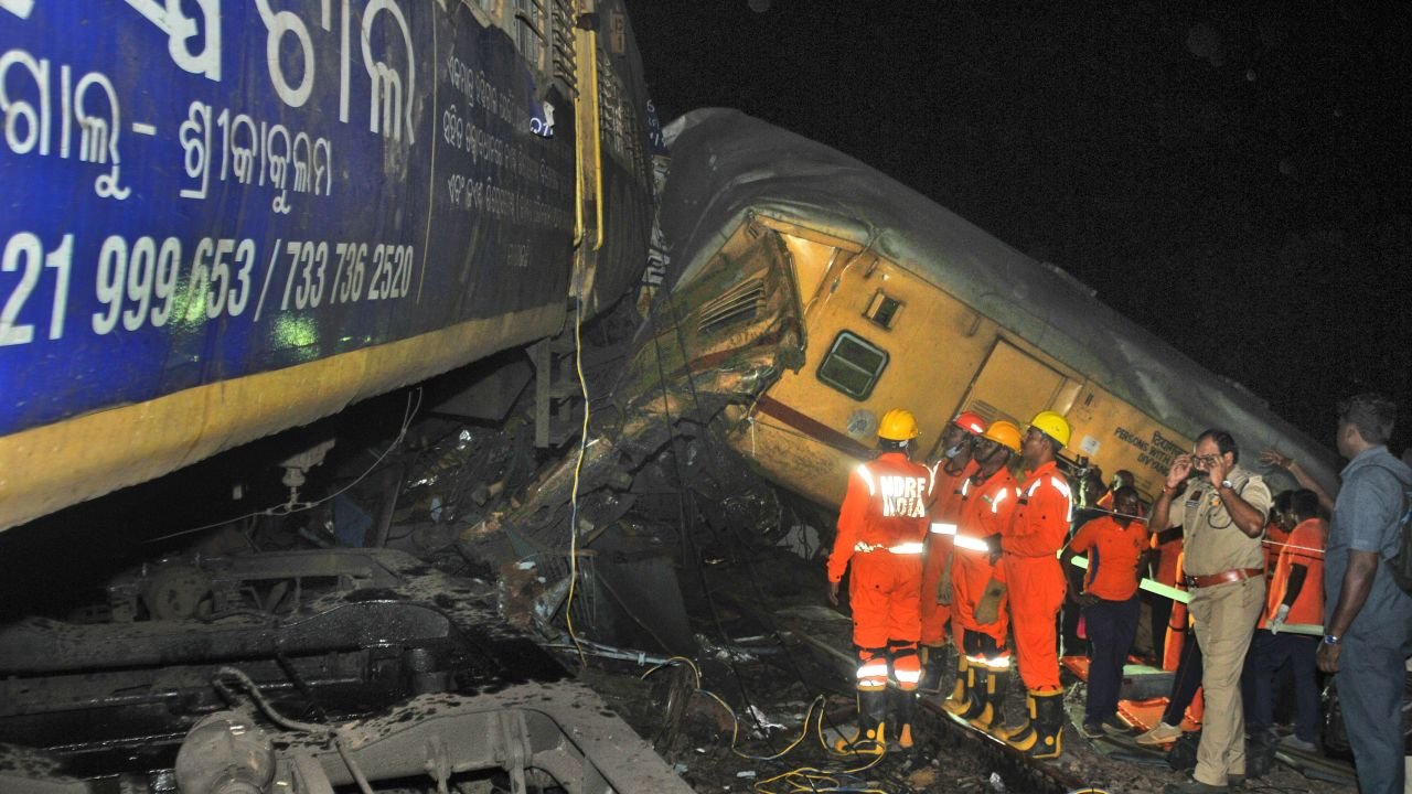 Deadly India train crash killed dozens of people
