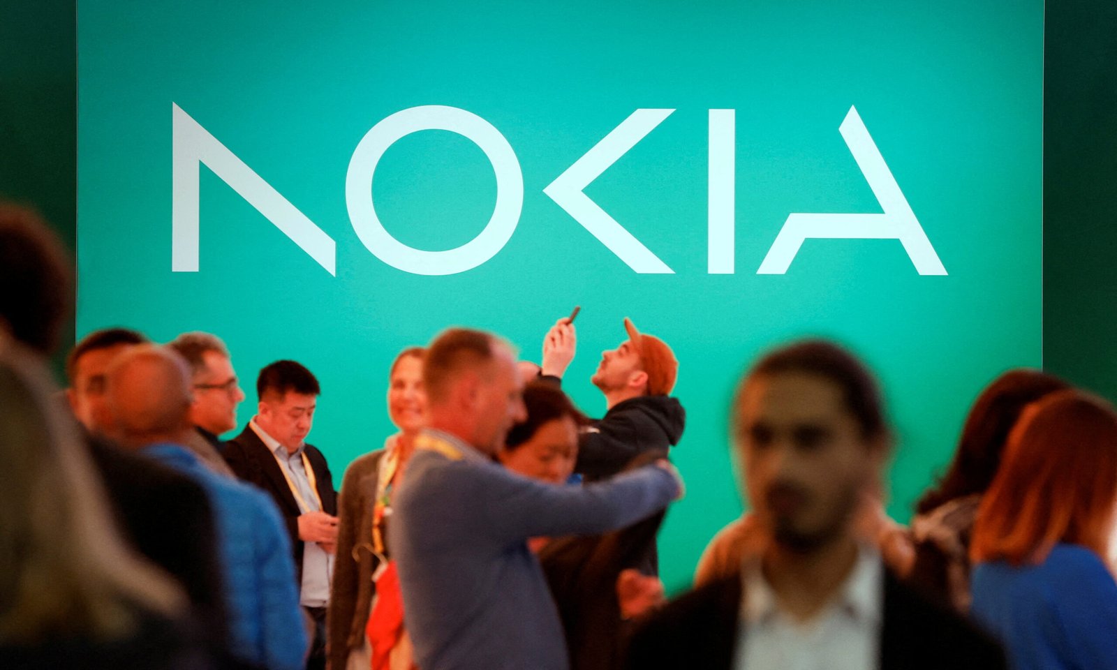 Nokia plans to cut massive jobs to lower costs