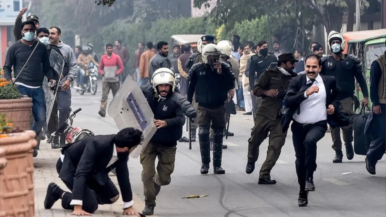 Violent clash between lawyers and police