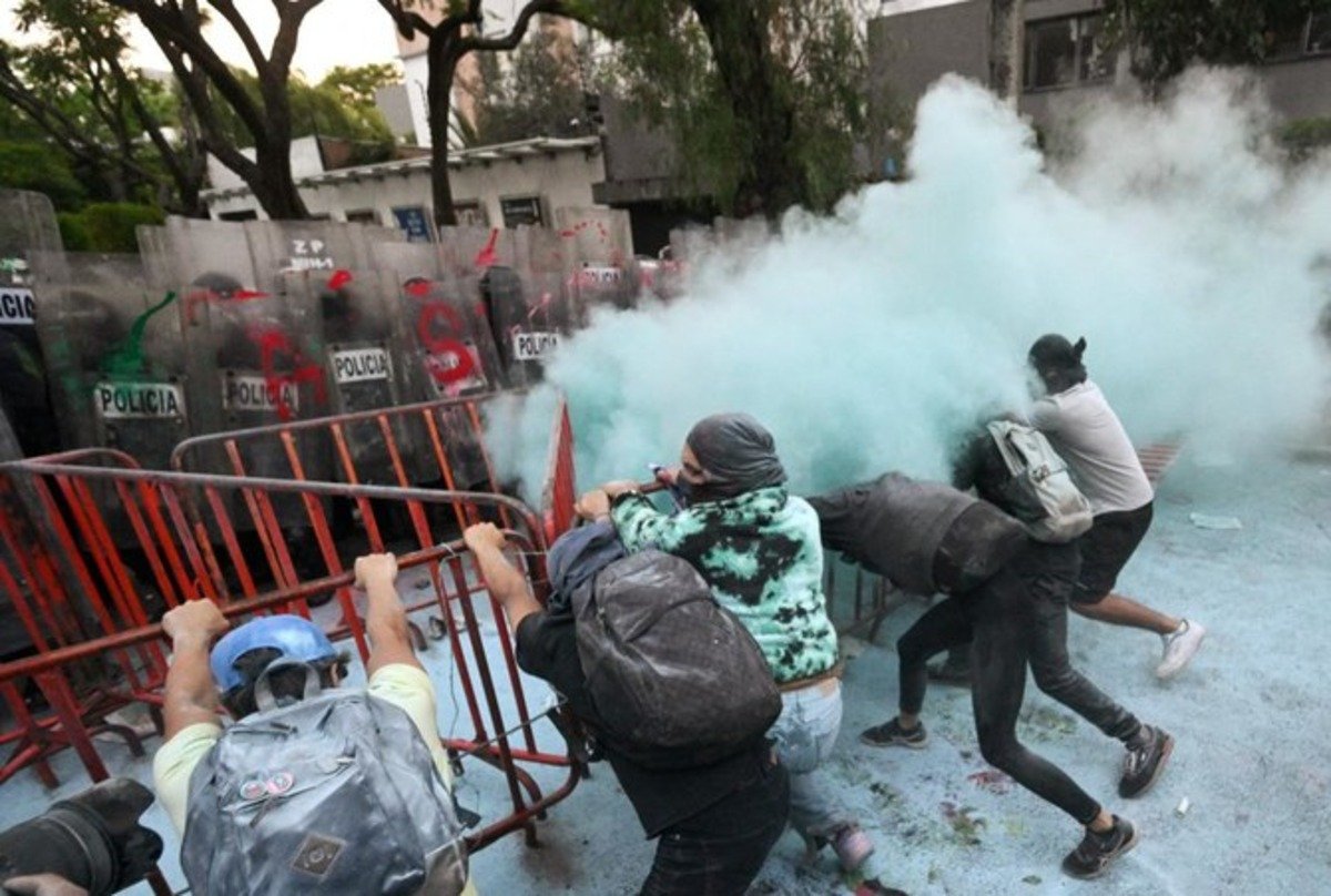 Violent clashes erupted at Israeli embassy